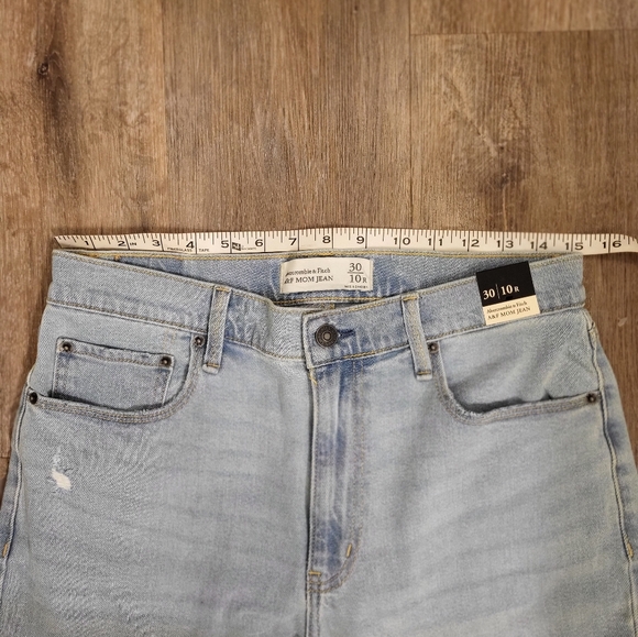 Abercrombie and Fitch High-rise Deconstructed Mom Jeans Light Wash Size 30 R - Picture 6 of 11